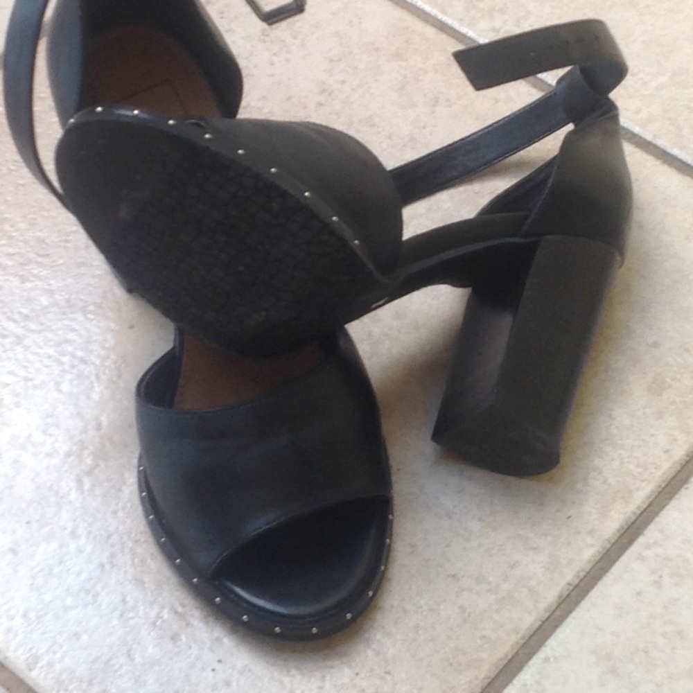 Shoes - Picture 4 of 4